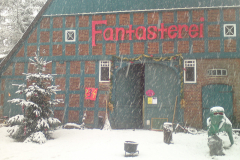 hofplatz-im-schnee-fantasterei-scaled